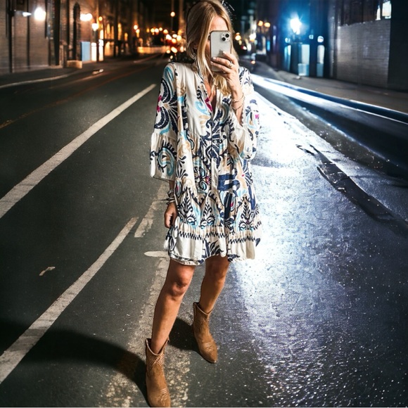 Boho Casual Mini Dress featuring Stylish Floral and Artistic Printed Fabric - Picture 2 of 5